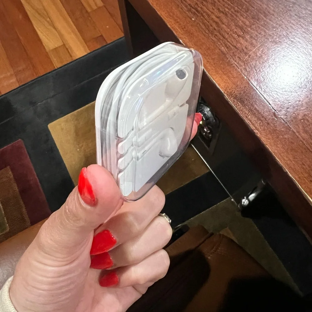 Apple Wired EarPods with 3.5mm Headphone Plug